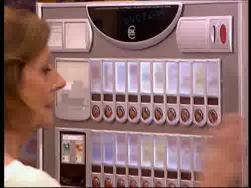-Paco, esta máquina
se me ha vuelto a tragar dos euros.